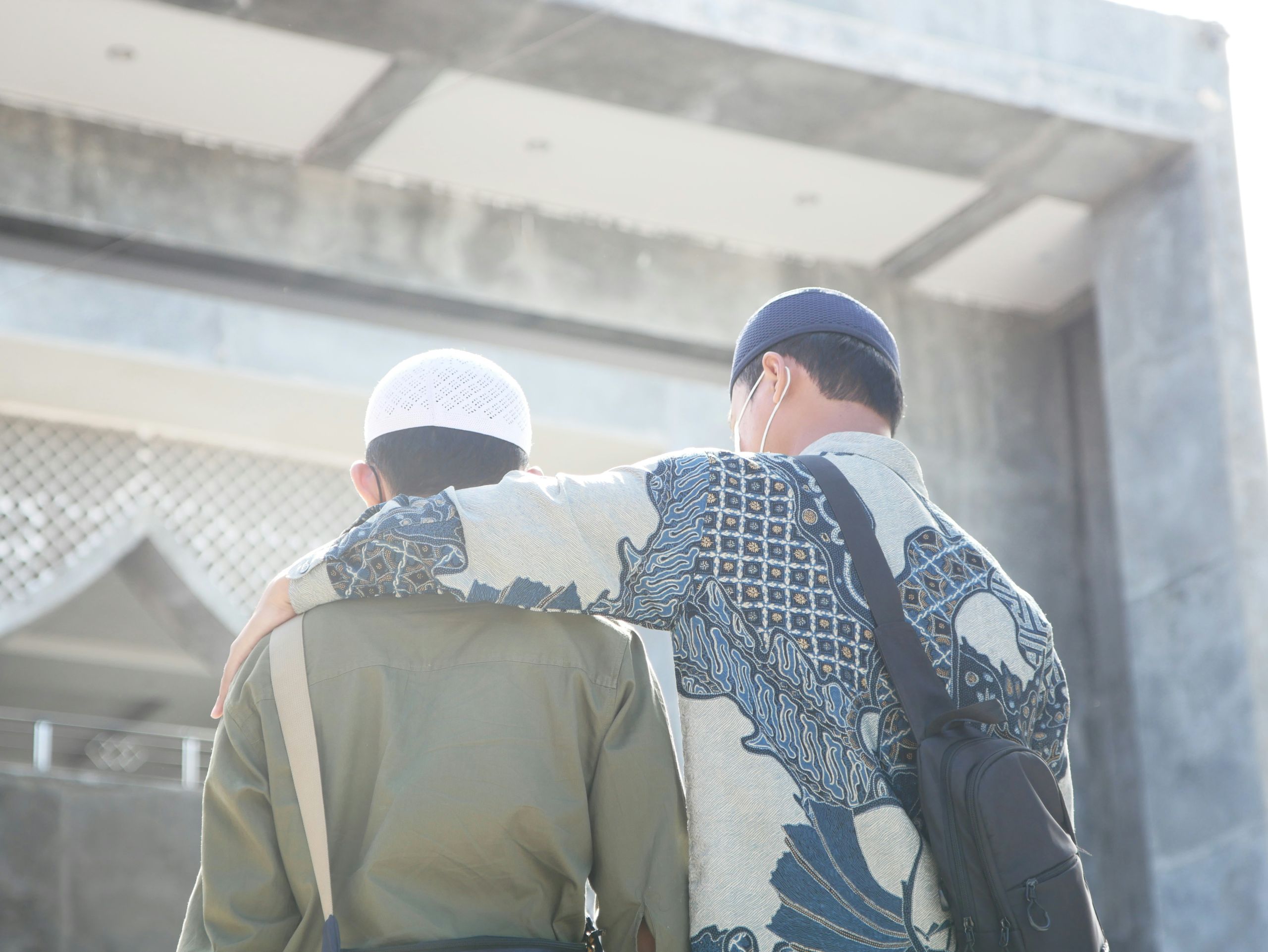 Enfants qui se donnent l’acolade, amis, avant de rentrer dans la madrassa Enfants qui se donnent l'acolade, amis, avant de rentrer dans la madrassa