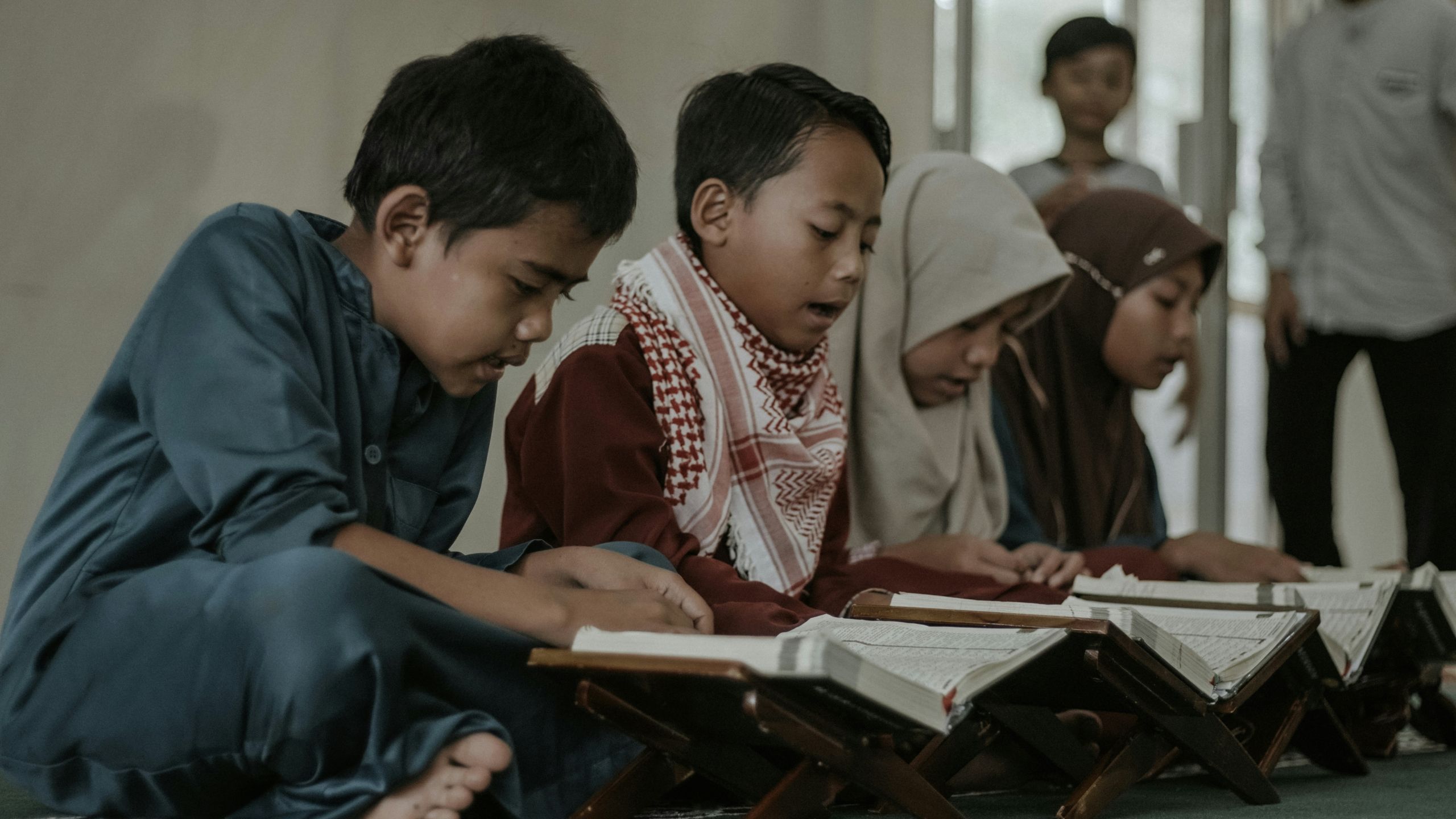 Enfants qui lisent le Coran à la Madrassah Nour de Dechy