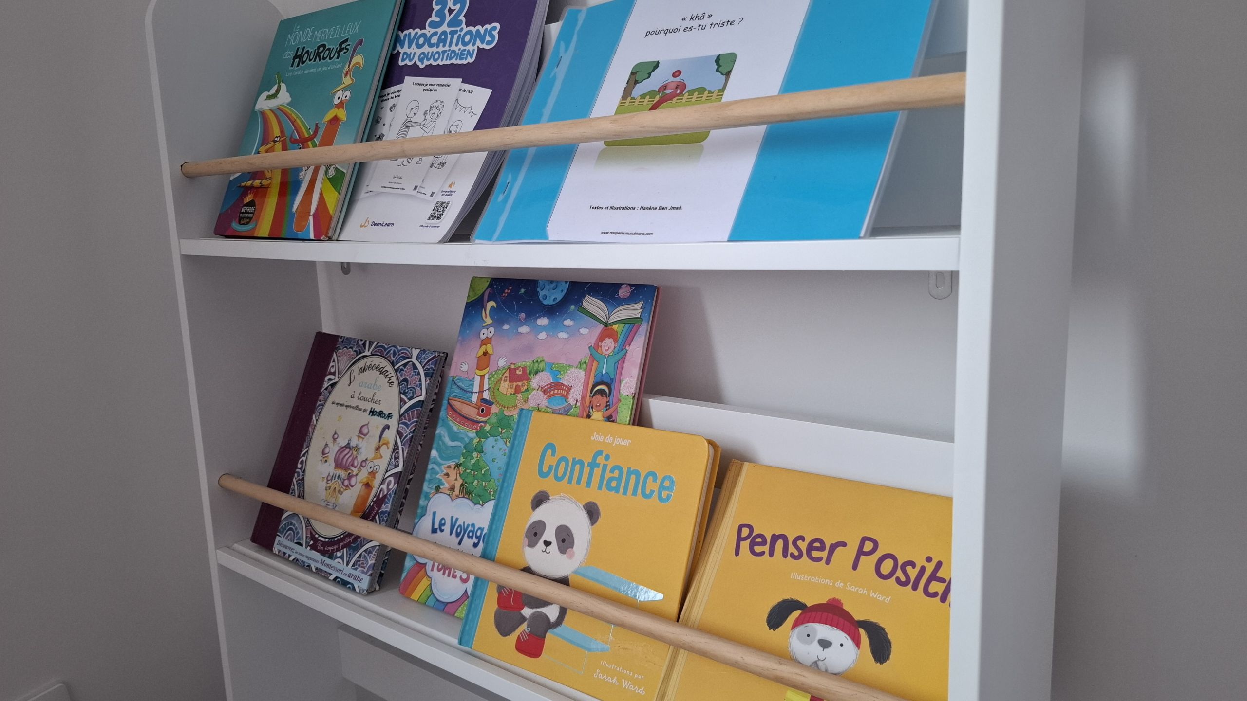 Bibliothèque avec des livres sur l’apprentissage du Coran, de l’alphabet arabe, dans la salle de classe de la Madrassah Nour de Dechy. Bibliothèque avec des livres sur l'apprentissage du Coran, de l'alphabet arabe, dans la salle de classe de la Madrassah Nour de Dechy.