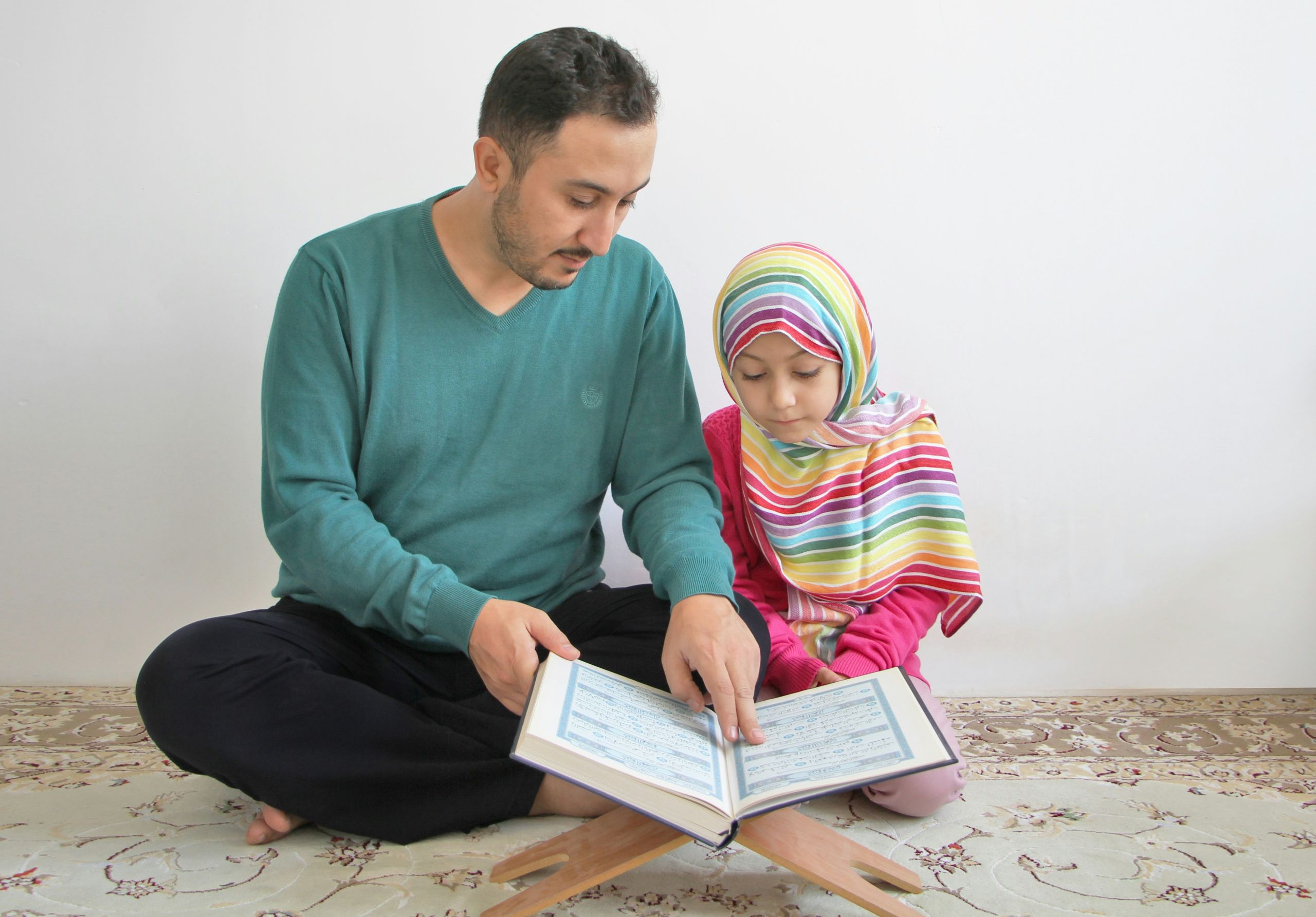 Père et fille qui lisent le Coran pour l'apprentissage, à la Madrassah Nour de Dechy, près de Douai