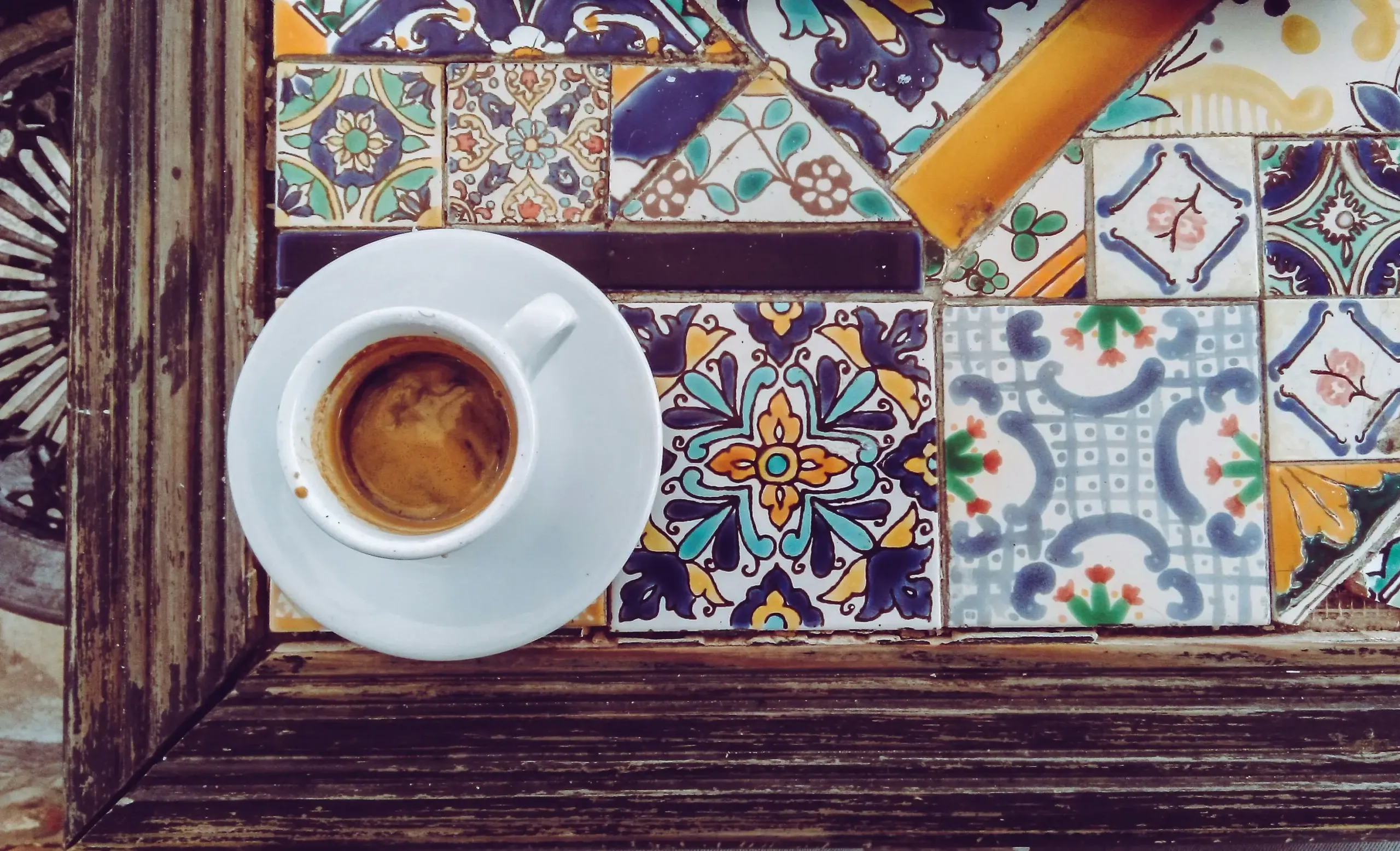 Tasse de café posée sur une table pour représenter l'événement "Café des parents" organisé à la Madrassah Nour de Dechy