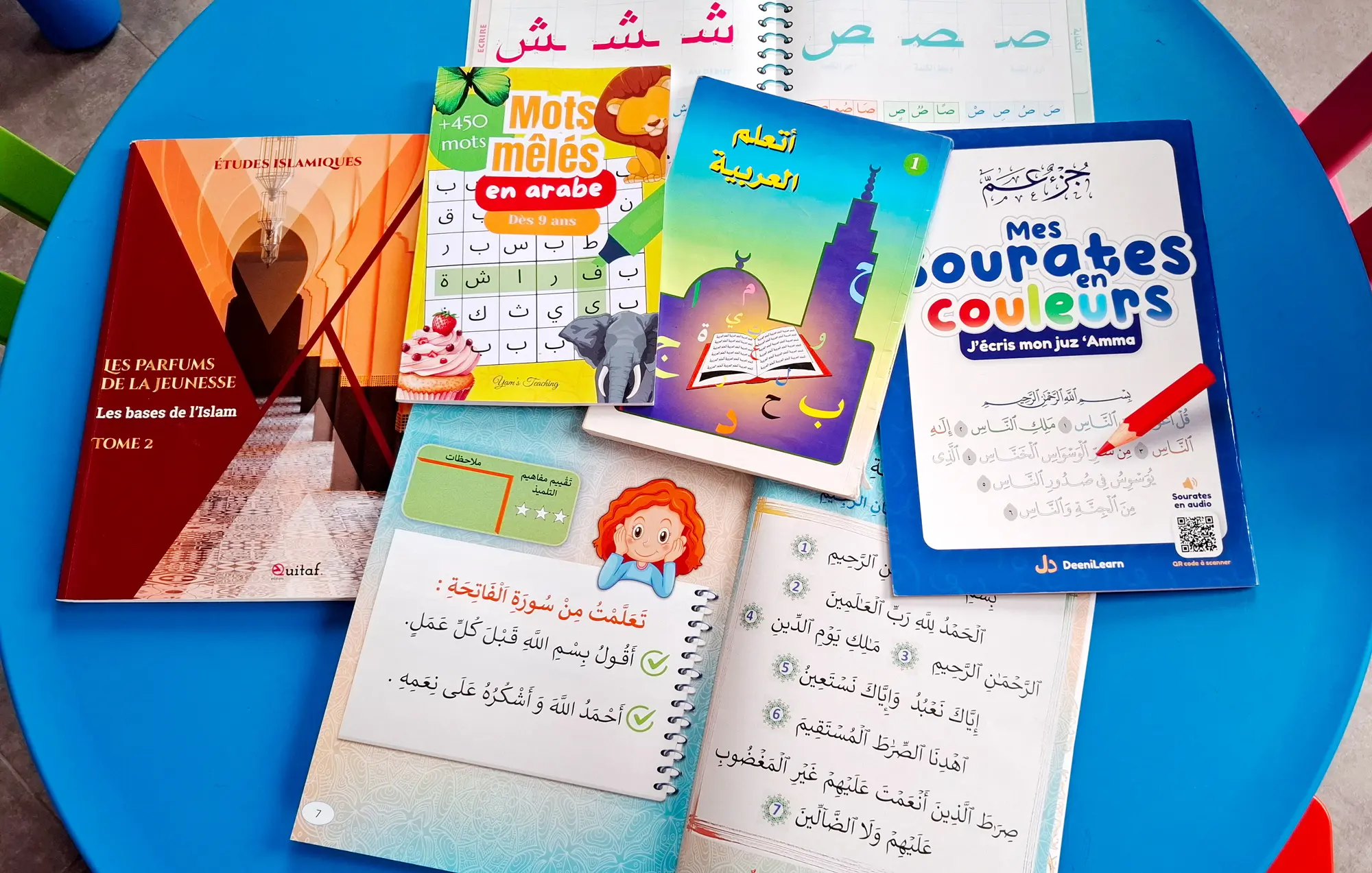 Livres posés sur une table de cours de la Madrassah Nour de Dechy, sur l’apprentissage de l’arabe, alphabet Livres posés sur une table de cours de la Madrassah Nour de Dechy, sur l'apprentissage de l'arabe, alphabet