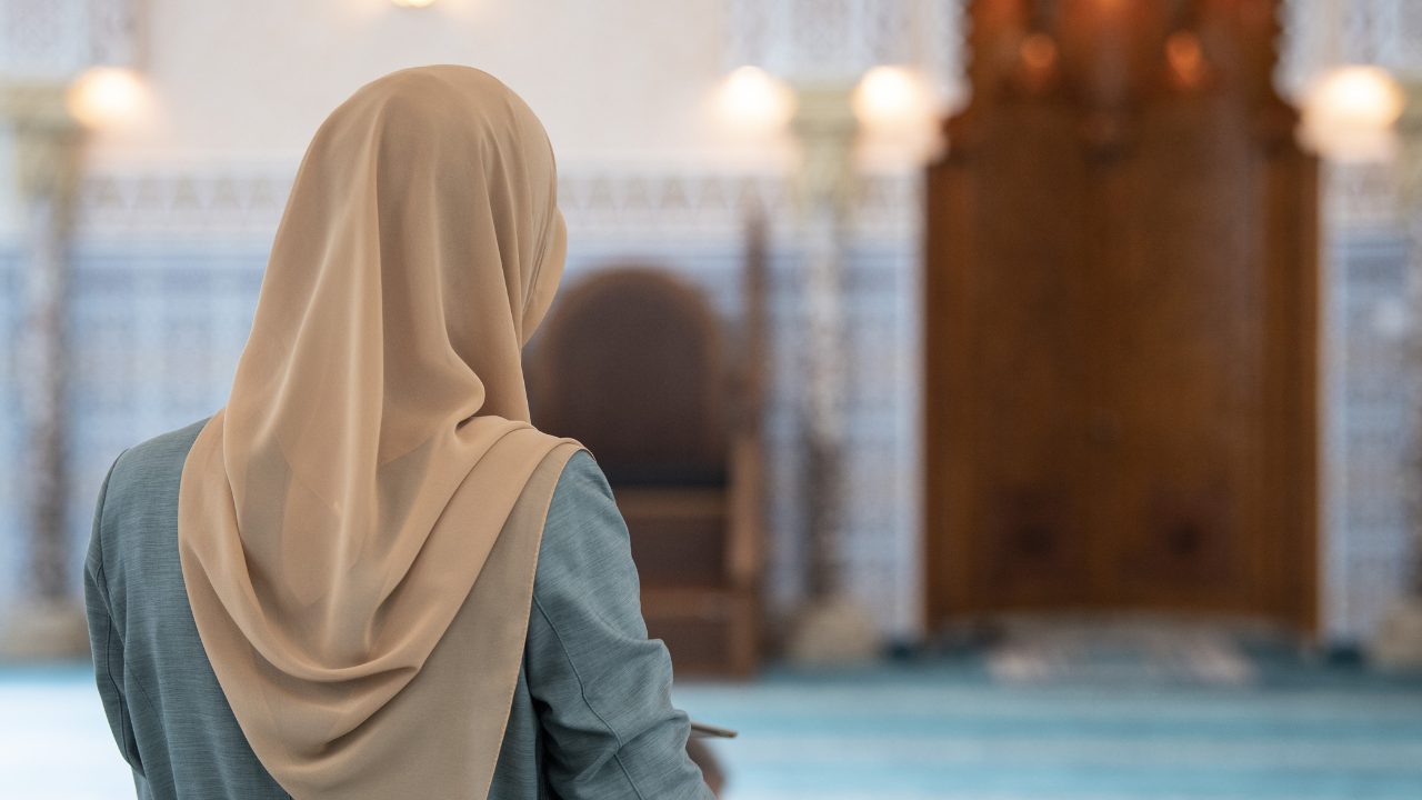 Femme bénévole de dos dans une mosquée Femme bénévole de dos dans une mosquée