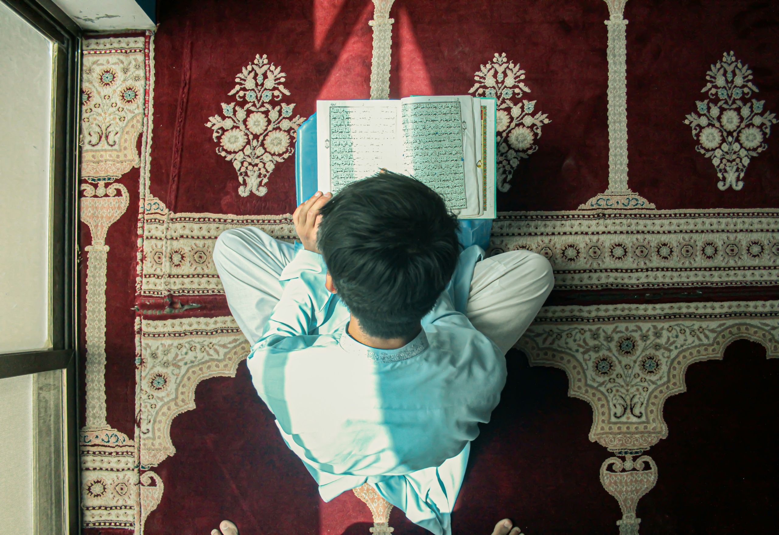 Enfant qui lit le Coran, apprentissage à l'école Madrassah Nour de Dechy (59), alentours (62)