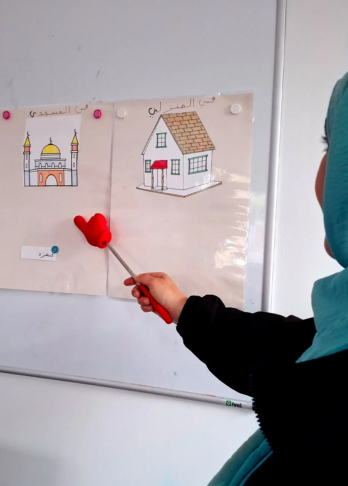 Professeure enseignante au tableau blanc expliquant les cours aux enfants de la Madrassah Nour de Dechy, près de Douai
