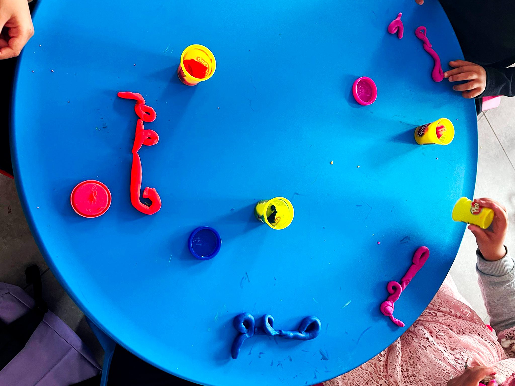 Atelier pâte à modeler, lettres arabe mim et lam, écriture de mots pour enfants. Madrassah Nour Dechy